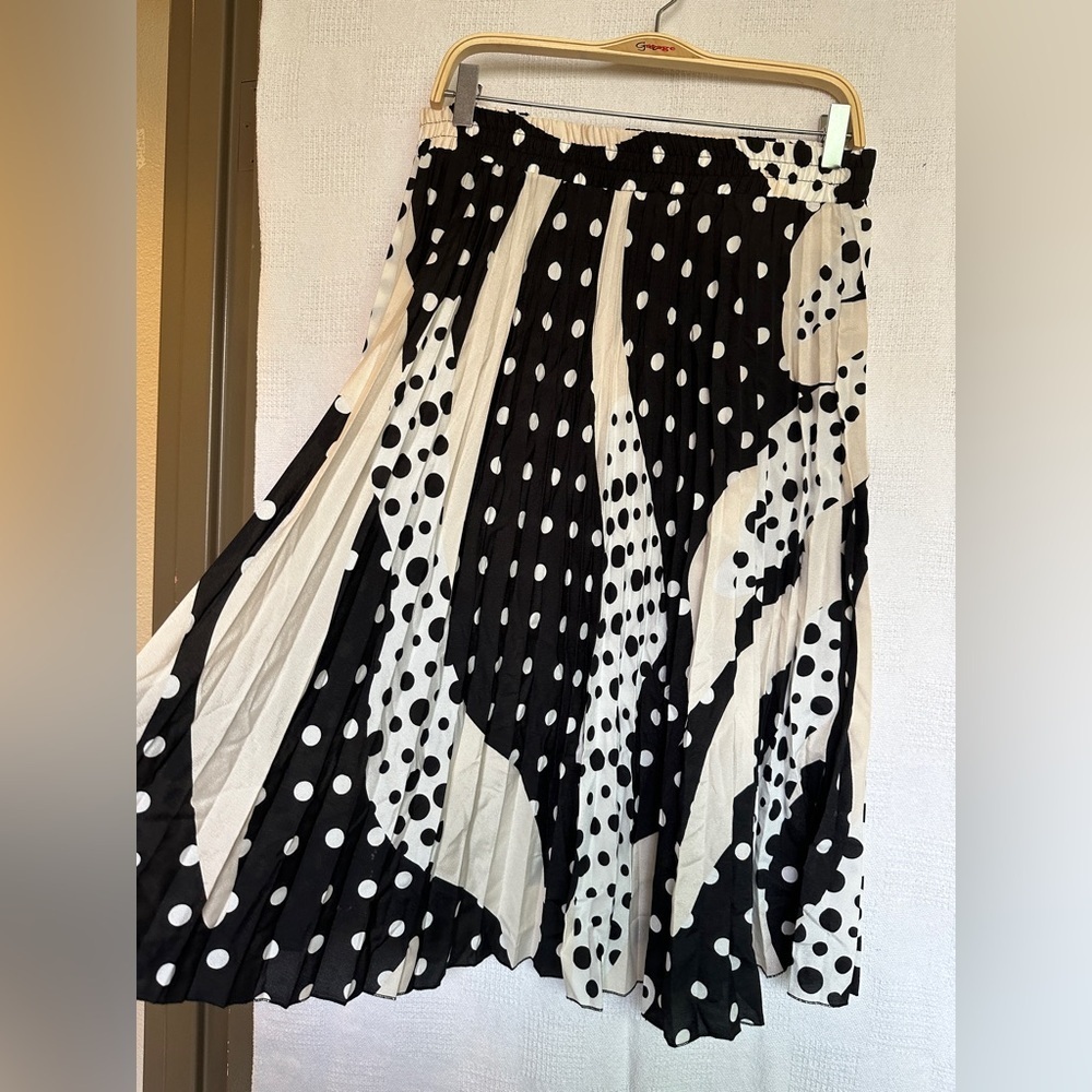 Tahari black and white skirt sz M - Picture 5 of 5